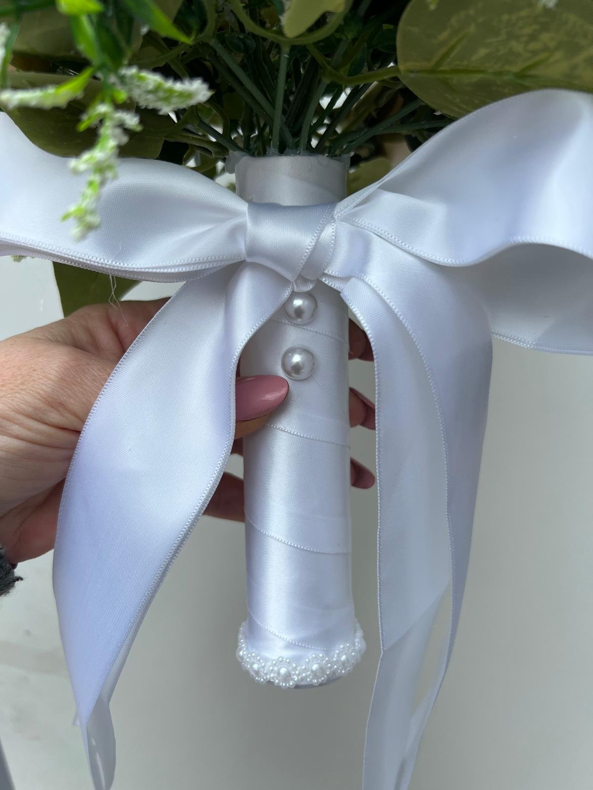 White 5x Bridesmaids Bouquets Package - Image 5